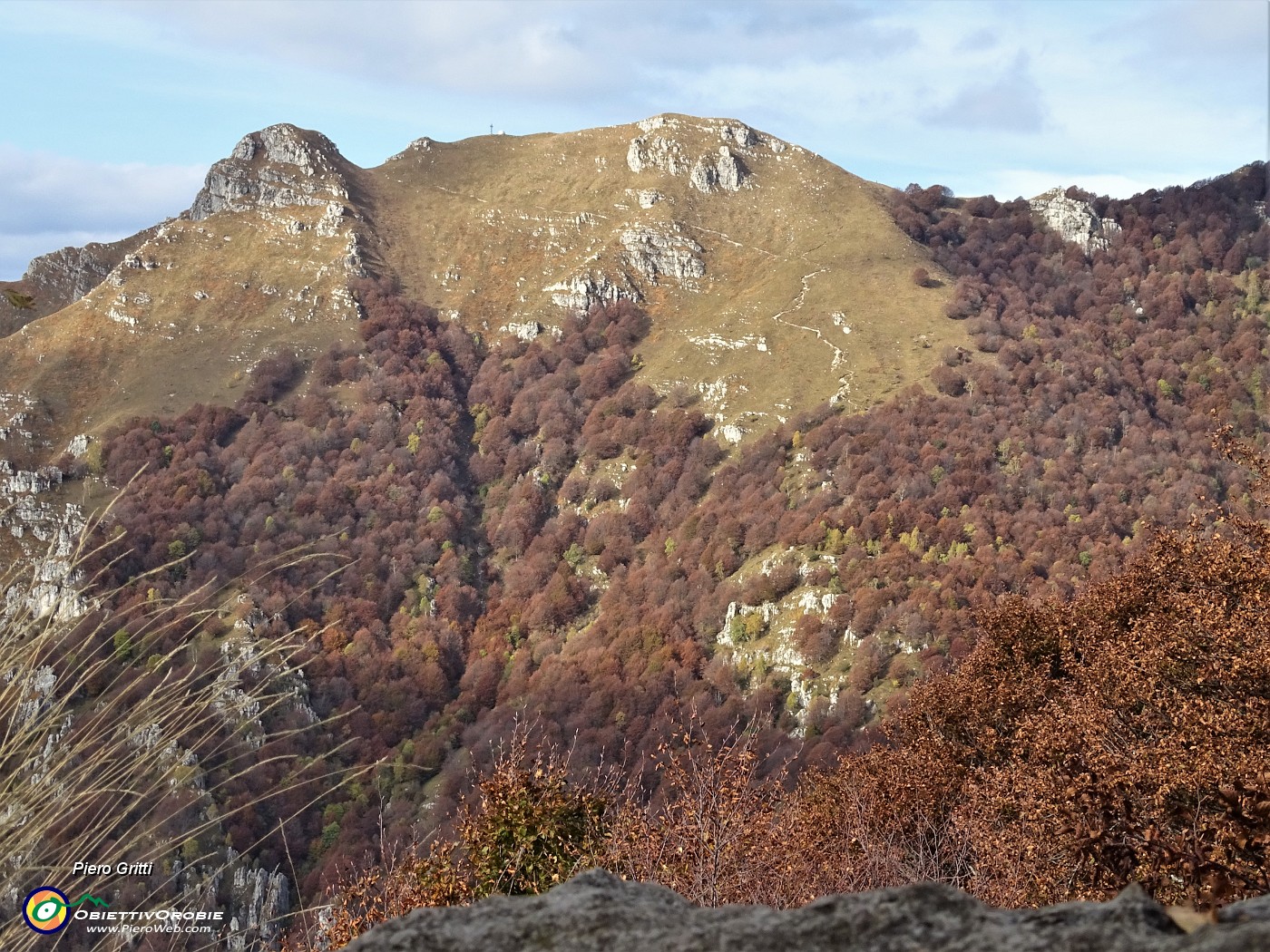 02 Da Cima di Muschiada (1458 m) vista sulla ripida salita per la cima del Du e Mani.JPG